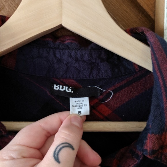 URBAN OUTFITTERS Navy Red Plaid Flannel Size Small - Picture 3 of 6